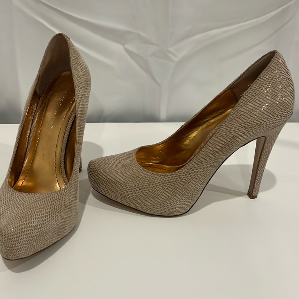 BCBG 👠 tan neutral nude colored size 8 / 38  sexy 5”  heel